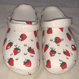 White crocs with strawberries size 9 in mens 11 women